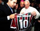 No Rio, Papa Francisco recebe camisa personalizada do Fluminense com o número 10 nas costas