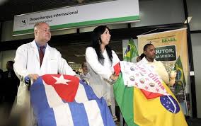 Médico cubano Rodolfo Garcia (esq.) e colegas desembarcam no aeroporto de Brasília. Foto: Alan Sampaio / iG Brasília